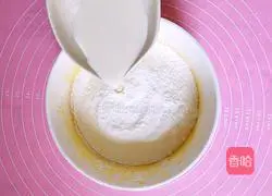 Illustration of how to make egg yolk soufflés 8