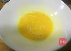 Illustration of how to make raisin egg tarts 3