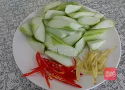 Illustration of how to stir-fry loofah with walnut kernels 2