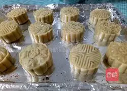 Illustration of how to make homemade bean paste mooncakes 3