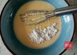 Illustration of how to make whipped cream egg tart 3