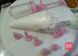 Illustration of how to make strawberry mango cream cake 4