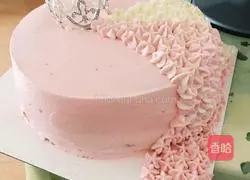 Illustration of how to make the little crown girl's heart decorated cake 5