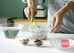 Illustration of how to make Gorgon Walnut Juice 1