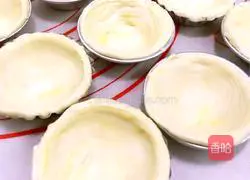 Illustration of how to make egg tart crust 10