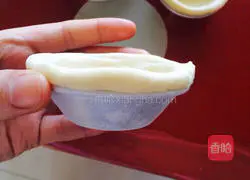 Illustration of how to make homemade egg tart crust again 10