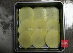 Illustration of how to make cheese and potato layer pie 1