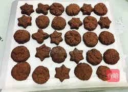 Illustration of how to make snowflake chocolate chip cookies 11