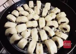 Illustration of how to make steamed buns with bean paste 13