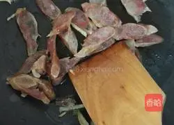 Illustration of how to make Hong Kong-style sausage and stir-fried Chinese cabbage 3