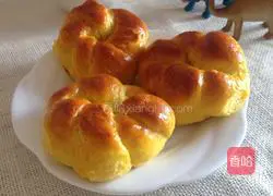 Illustration of how to make pumpkin cheese buns 16