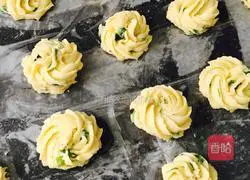 Illustration of how to make green onion cookies 12