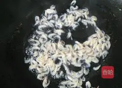 Illustration of how to make Hong Kong-style vegetarian rice rolls 1