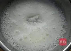 Illustration of how to make eight-inch chocolate chiffon cake 9