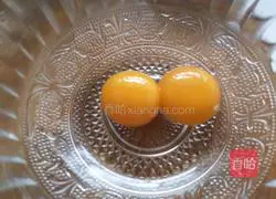Illustration of how to make egg tarts (kumquats and raisins) 1