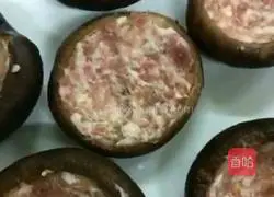 Illustration of how to make mushroom and meat egg tarts 2