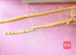 Illustration of how to make egg yolk soufflé 10