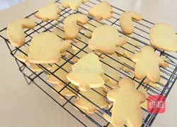 Illustration of how to make icing biscuits 6