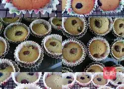 Illustration of how to make raisin cup cake 11