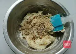 Illustration of how to make butter walnut cake 5