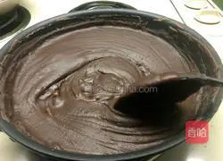 Illustration of how to make black bean paste filling 10