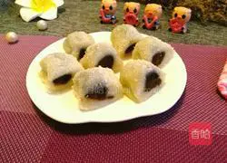 Illustration of how to make glutinous rice rolls with bean paste 10