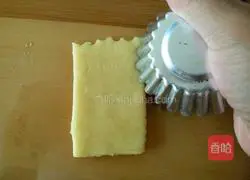 Illustration of making old-fashioned yeast biscuits 10