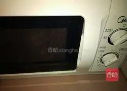 Illustration of how to make microwave cookies 12