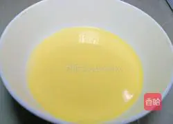 Illustration of how to make banana egg tarts 7