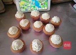 Illustration of how to make small cup cakes 11