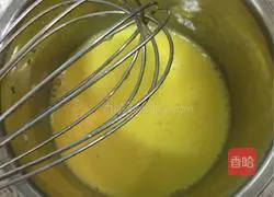 Illustration of how to make a small 6-inch lemon cake base 5