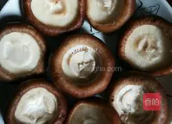 Illustration of how to make mushroom egg tart 1