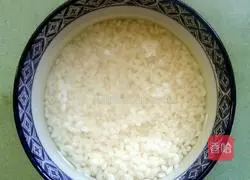 Illustration of how to make walnut and red date cheese 3