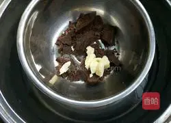 Illustration of how to make sandwich biscuits 11