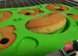 Chocolate Donut Cake Recipe Illustration 13