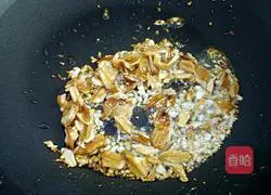 Illustration of how to make honey walnut dried fish 3