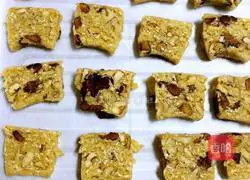 Illustration of making oatmeal, red date and walnut cake 7