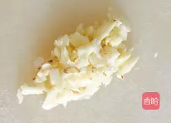 Illustration of how to stir-fry walnuts with celery 4