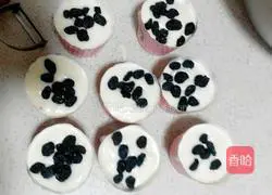 Illustration of how to make paper cup orange raisin cake 15