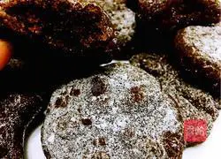 Illustration of how to make snowflake chocolate chip cookies 14