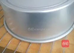 Illustration of how to make eight-inch three-color chiffon cake 15