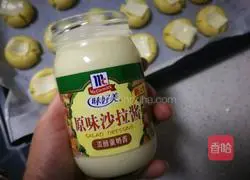 Illustration of how to make salad dressing cheese cookies 15