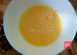 Illustration of how to make walnut stewed eggs 2