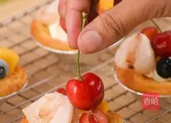 The 101st way to eat egg tarts.You can fall in love with it in just 3 steps.Illustration 3