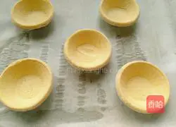 Illustration of how to make banana egg tart 8