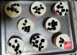 Illustration of how to make paper cup orange raisin cake 16