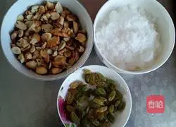 Illustration of how to make peanut walnut candy 1