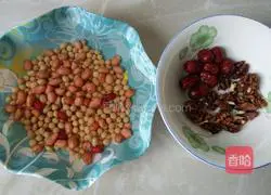 Illustration of how to make peanut walnut and red date soy milk 2