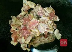 Illustration of how to make fried meat slices with walnuts 5