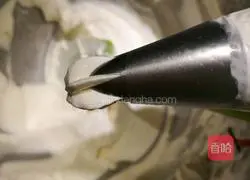 Illustration of how to make cookie and flower birthday cake (six inches) 7